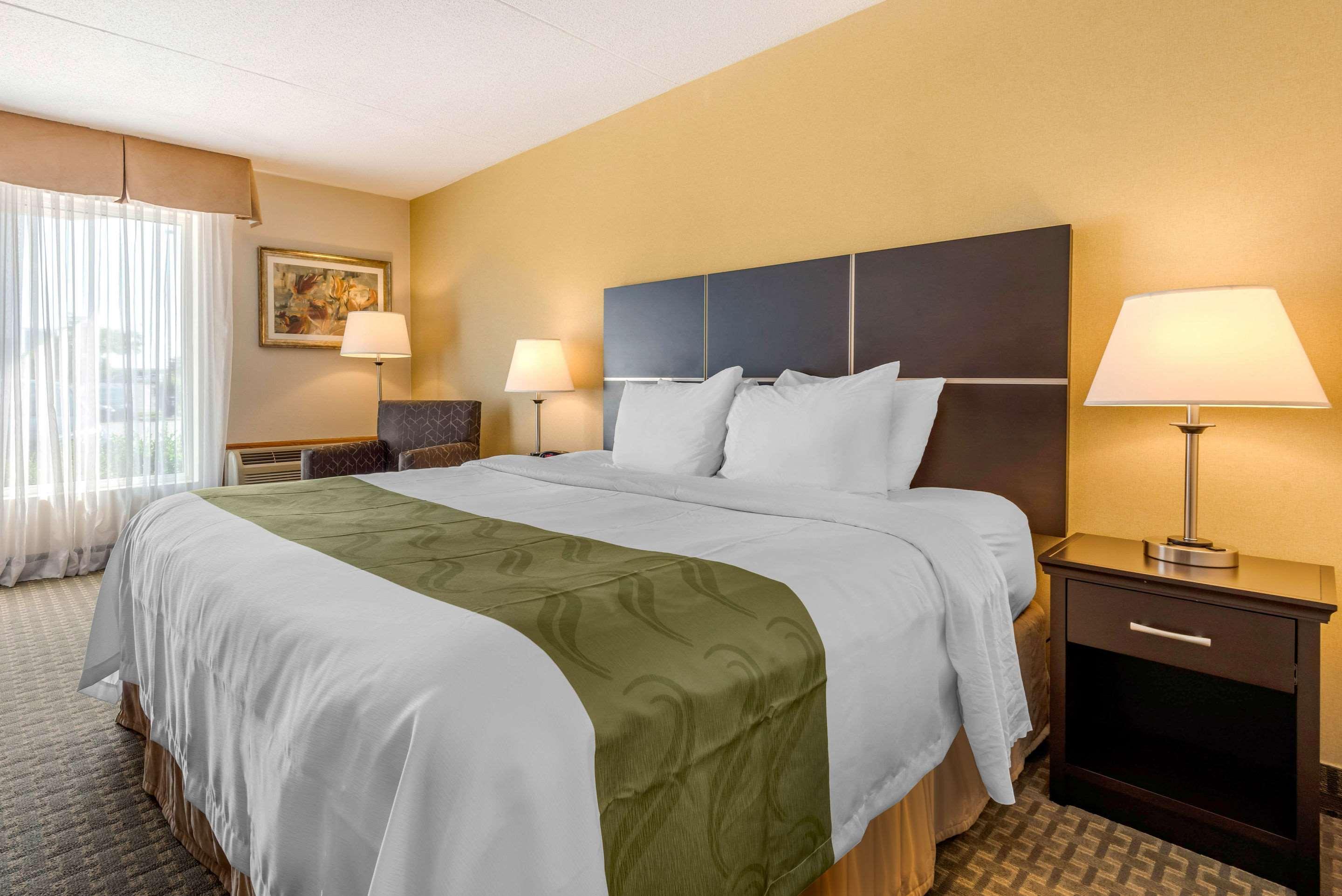 Quality Inn & Suites Брамптън Екстериор снимка