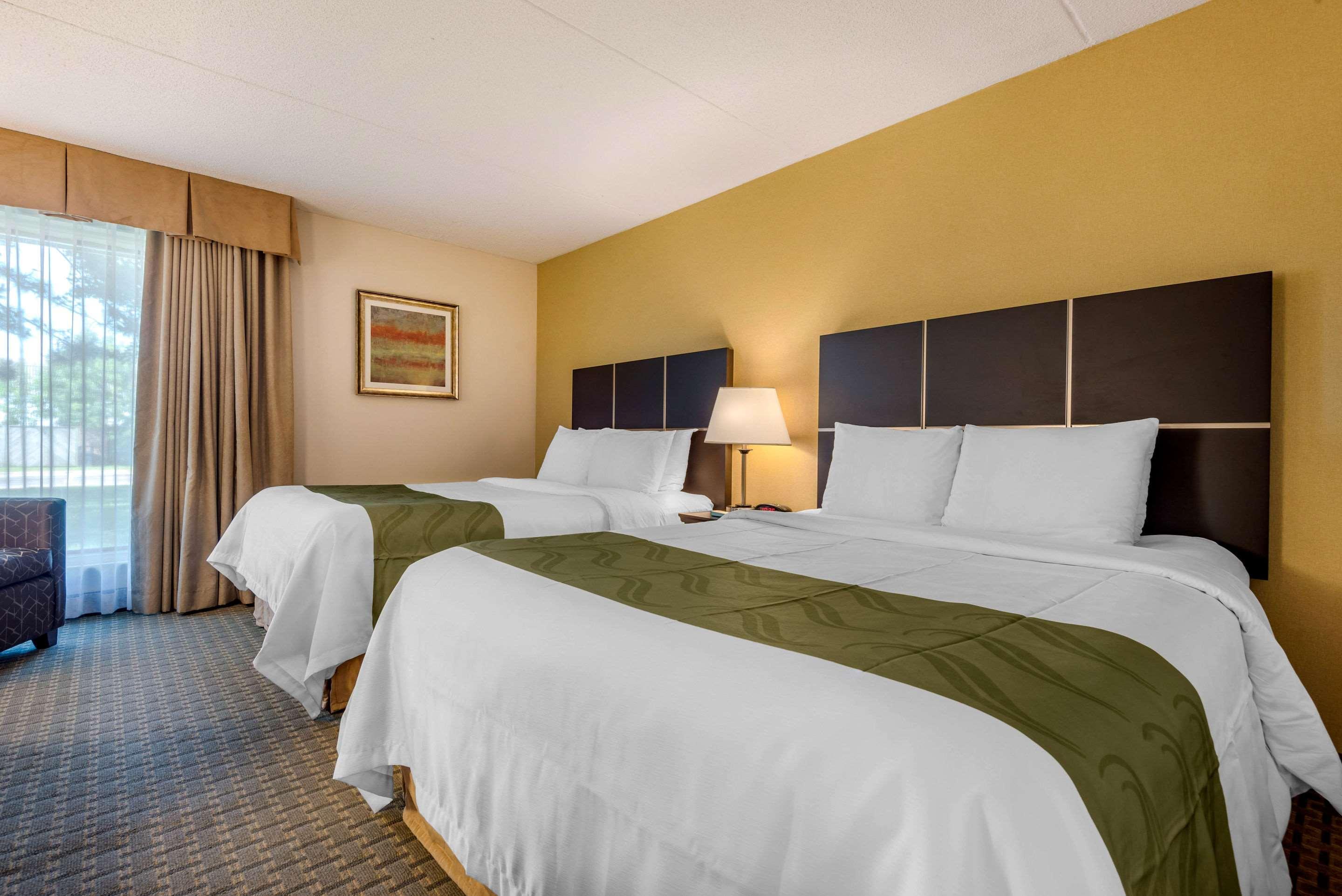 Quality Inn & Suites Брамптън Екстериор снимка